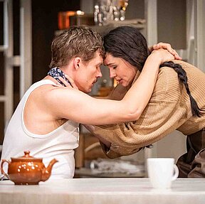 Carl Petersen (Florian Heise) und Nina Petersen (Paulina Hobratschk) Stirn an Stirn, mit geschlossenen Augen. Sie halten sich gegenseitig an den Schultern, eine tröstende Geste.