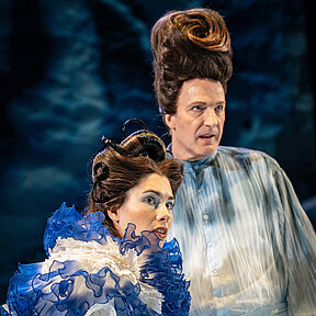 Miranda (Tamara Theisen) und Prospero (Andreas Spaniol) blicken in die Ferne.