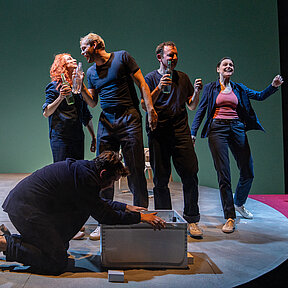 Die Freundesgruppe in ausgelassener Stimmung mit Glasflaschen in der Hand.
