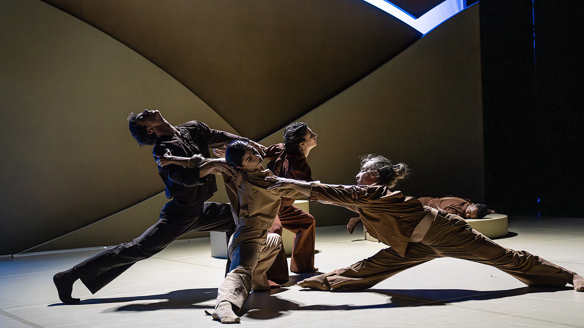 Bühnenimpressionen vom dreiteiligen Ballettabend »Demo-Mode«