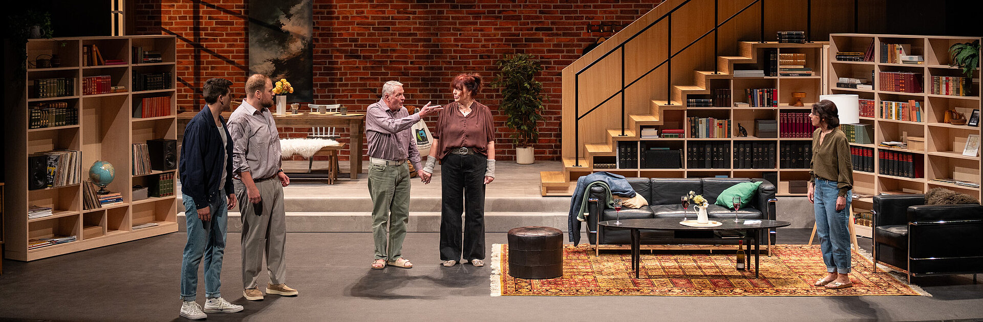 Winfried (Benno von Minden) und Johanna (Maren Groth-Ische) stehen in der Mitte und halten sich an den Händen. Julius (Florian Pelzer), Peer (Jan Wittje) links, Luisa (Gesa Schierenstedt) rechts von ihnen, starren sie an.