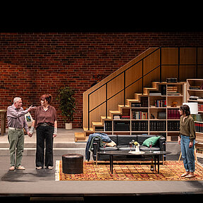 Winfried (Benno von Minden) und Johanna (Maren Groth-Ische) stehen in der Mitte und halten sich an den Händen. Julius (Florian Pelzer), Peer (Jan Wittje) links, Luisa (Gesa Schierenstedt) rechts von ihnen, starren sie an.