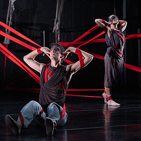 Bühnenimpressionen vom dreiteiligen Ballettabend »Demo-Mode«