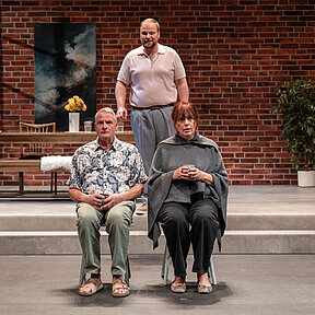 Winfried (Benno von Minden) und Johanna (Maren Groth-Ische) sitzen auf Stühlen und halten Kaffeetassen in der Hand. Empört um sie herum stehen Luisa (Gesa Schierenstedt) links, Peer (Jan Wittje) hinten und Julius (Florian Pelzer) rechts.