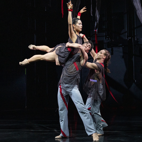 Bühnenimpressionen vom dreiteiligen Ballettabend »Demo-Mode«