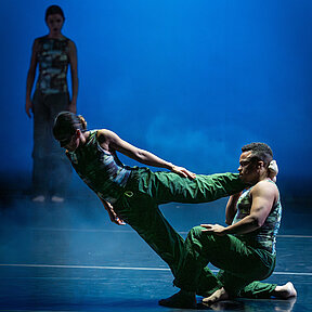 Bühnenimpressionen vom dreiteiligen Ballettabend »Demo-Mode«