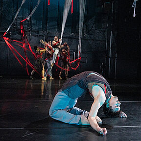 Bühnenimpressionen vom dreiteiligen Ballettabend »Demo-Mode«