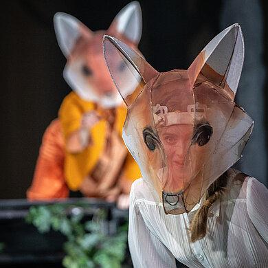 Zwei Sängerinnen mit Fuchsmaske