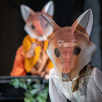 Zwei Sängerinnen mit Fuchsmaske