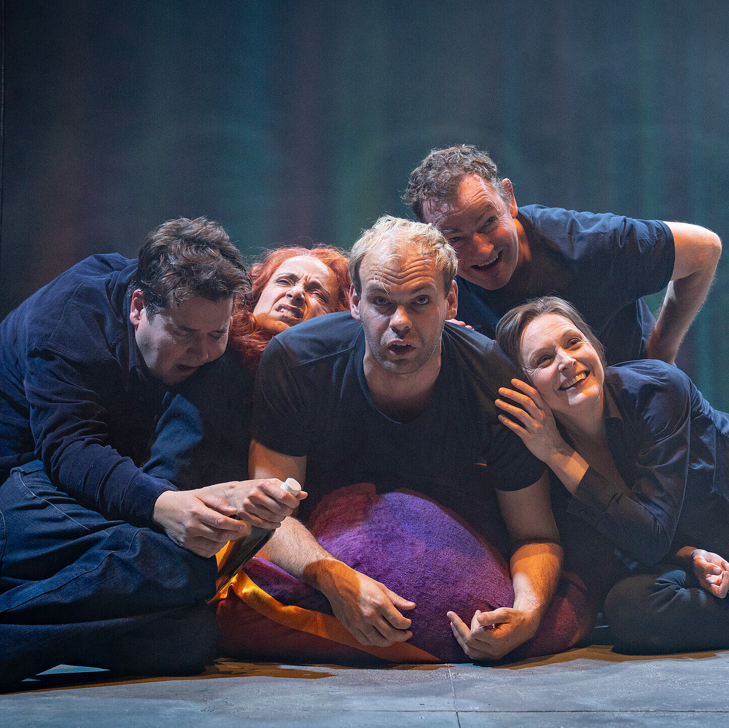 Tristan (Gerrit Frers), Fiffy (Franziska Werner), Nico (Hagen Bähr), Dennis (Klaas Schramm) und Zoe (Julia Friede) liegen auf einem lila Sitzsack bzw. aufeinander. Alle in ähnlicher blauer Kleidung.