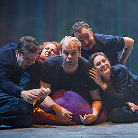 Tristan (Gerrit Frers), Fiffy (Franziska Werner), Nico (Hagen Bähr), Dennis (Klaas Schramm) und Zoe (Julia Friede) liegen auf einem lila Sitzsack bzw. aufeinander. Alle in ähnlicher blauer Kleidung.