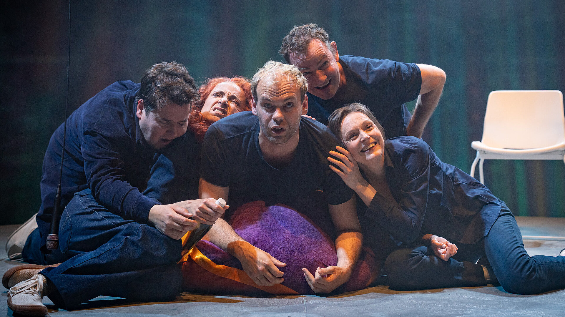 Tristan (Gerrit Frers), Fiffy (Franziska Werner), Nico (Hagen Bähr), Dennis (Klaas Schramm) und Zoe (Julia Friede) liegen auf einem lila Sitzsack bzw. aufeinander. Alle in ähnlicher blauer Kleidung.