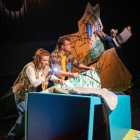 Bühnenimpressionen aus "Unsere wilden Jahre / As wi wild weern"